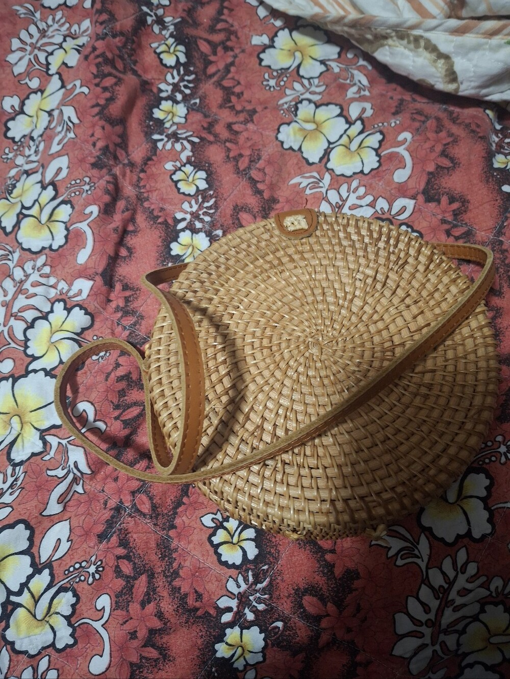 Round Woven Crossbody Bag in Tan Straw